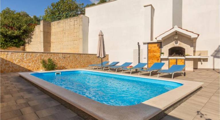 House with pool | Beach nearby | Pets are welcome in Baska Voda