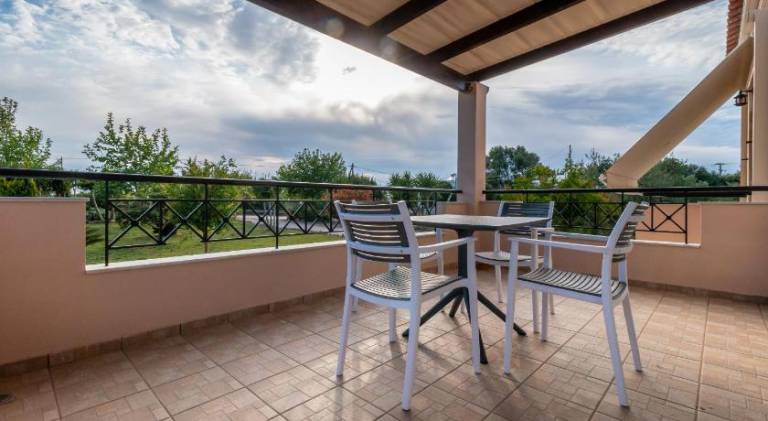 Apartment with BBQ, terrace & yard — photo 4