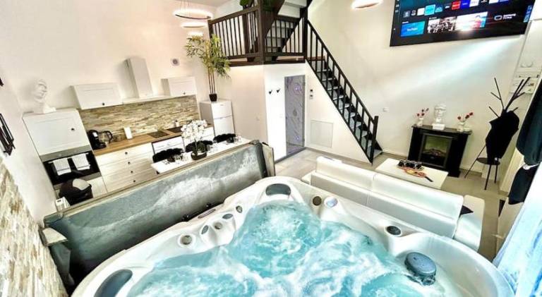 Apartment with hot tub in Sens