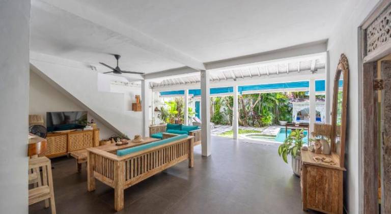 Villa with pool — photo 3
