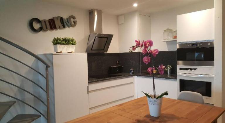 Lovely rental apartment with patio, garden & private pool | Beach nearby | Pets are welcome — photo 4
