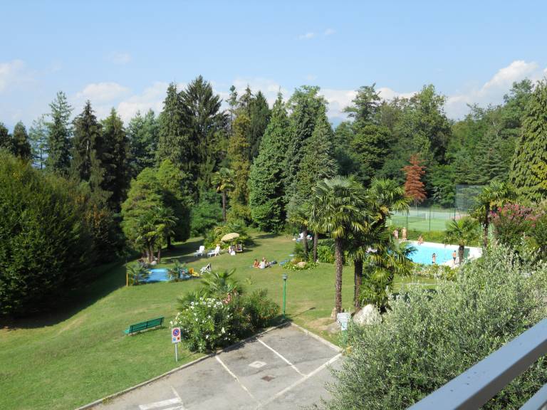 Apartment with yard & pool — photo 3