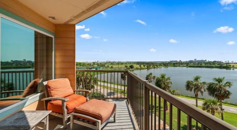 Rental apartment with hot tub in Galveston, TX