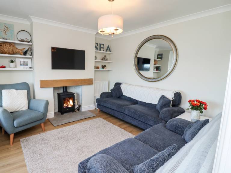 Cottage with hot tub & garden | Beach view — photo 4