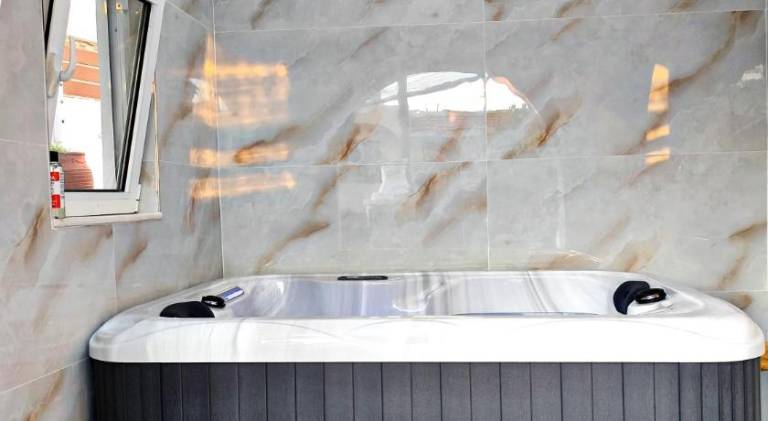 Vacation home with hot tub — photo 3