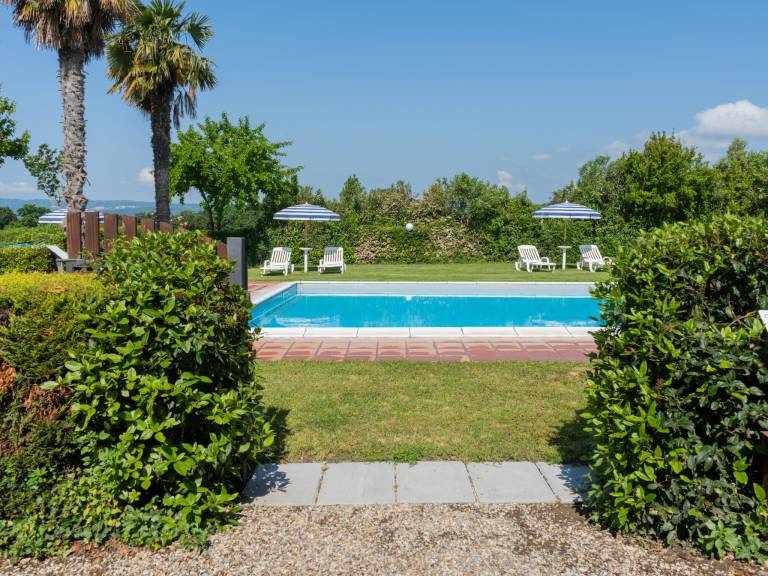 Vacation home with yard, BBQ & pool — photo 4
