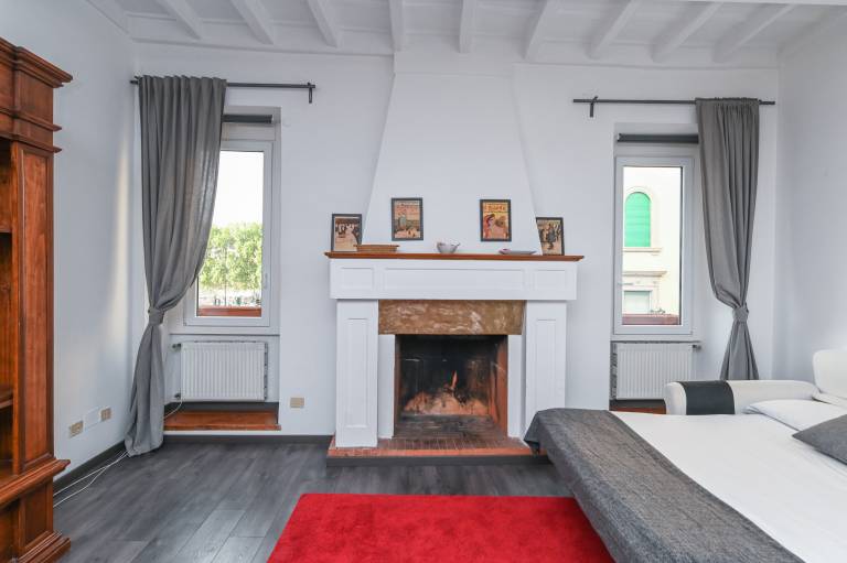 Gorgeous Trastevere Loft On The River — photo 4