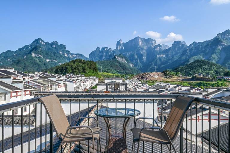 Tianmen Boutique Hotel-Free pickup-English services-Near the Tianmen Cableway — photo 4