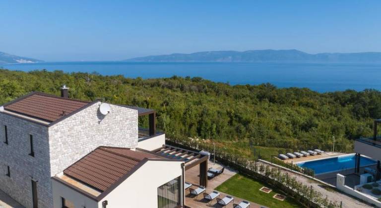 Villa with yard, private pool & patio in Labin