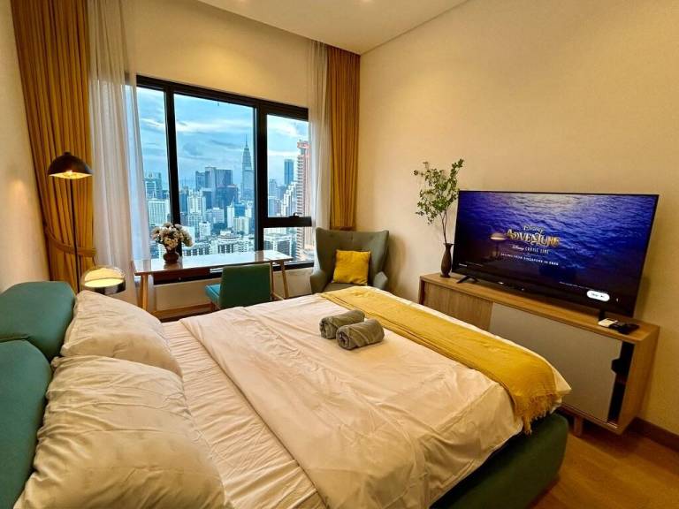 Apartment with sauna, yard & patio | Next to Jalan Alor | Perfect for remote work | Pets allowed — photo 2