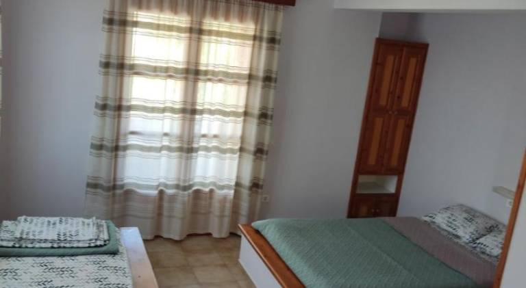 Holiday apartment with patio & yard in Chios