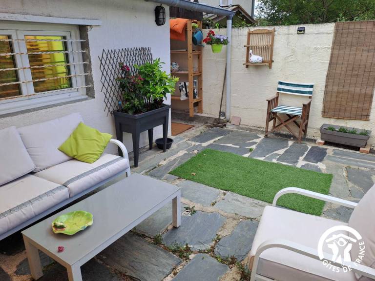 Gite with terrace, yard & grill in Castres