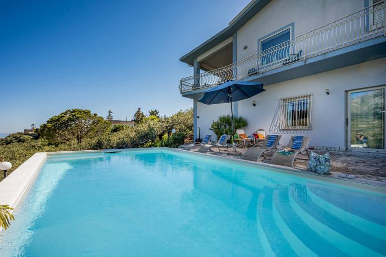 Villa with terrace, grill & private pool | Pets allowed — photo 2