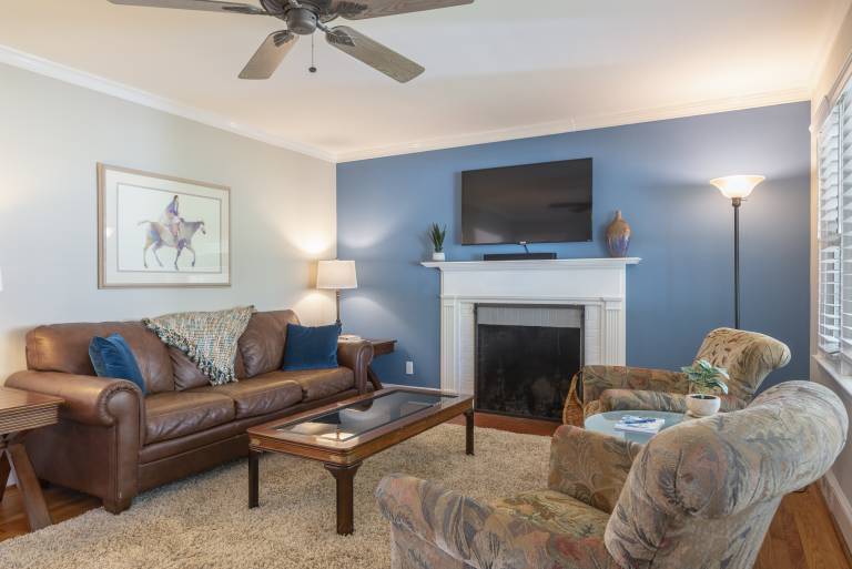 Cozy Ridge Pet Friendly, Views & 5-Minutes to Town! — photo 3