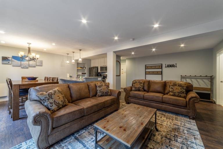Family-friendly condo with jacuzzi, barbeque & yard | Mountain view | Ski nearby | Pet-friendly in Mammoth Lakes, CA