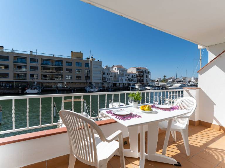 Apartment with patio in Roses