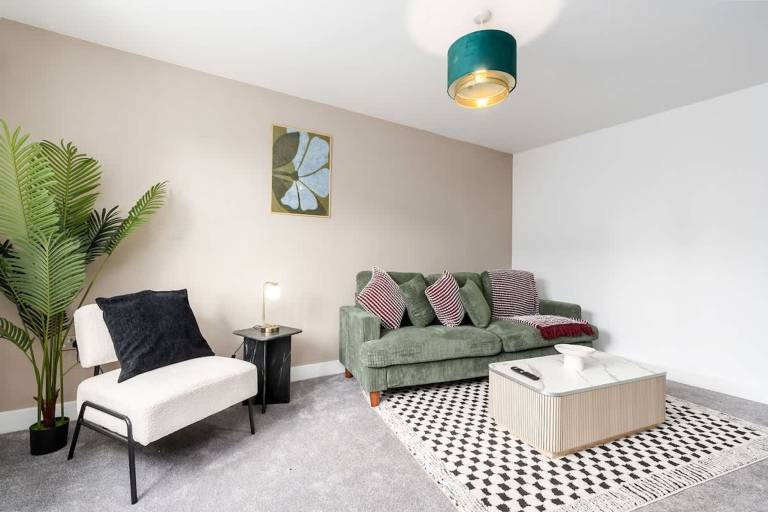 Children-friendly lovely house with yard & fast internet | Pets are welcome in Tewkesbury