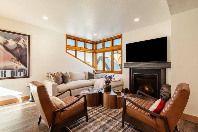 Chic 3BR condo in Historic Old Town, steps from the slopes. — photo 3