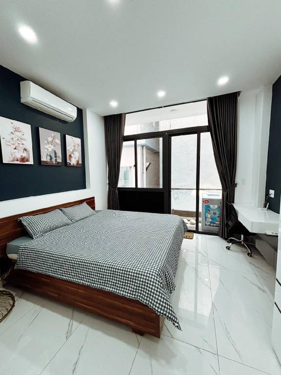 Vacation home with jacuzzi & yard | Next to Xá Lợi Pagoda | Perfect for remote work in Ho Chi Minh City