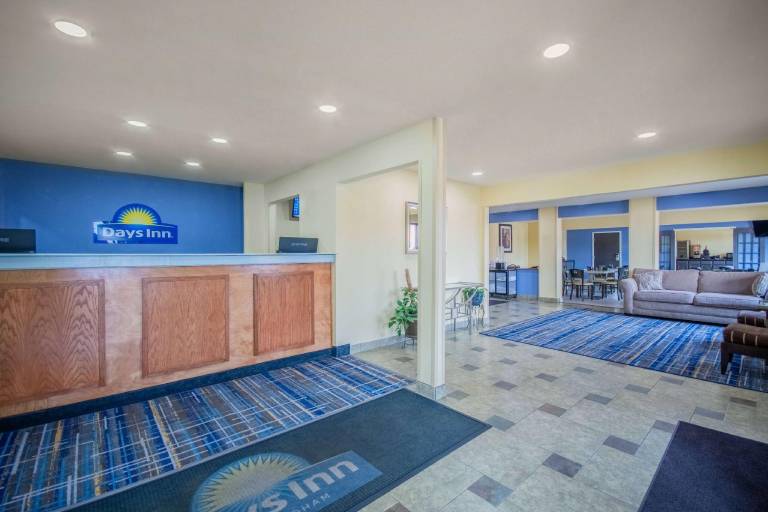 Days Inn & Suites by Wyndham Waterloo — photo 4