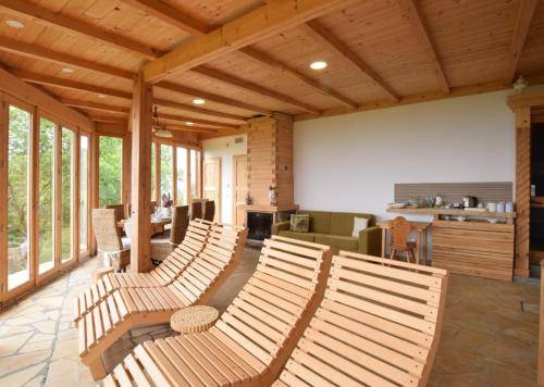 Lodge with yard, sauna & hot tub | Pets allowed — photo 3