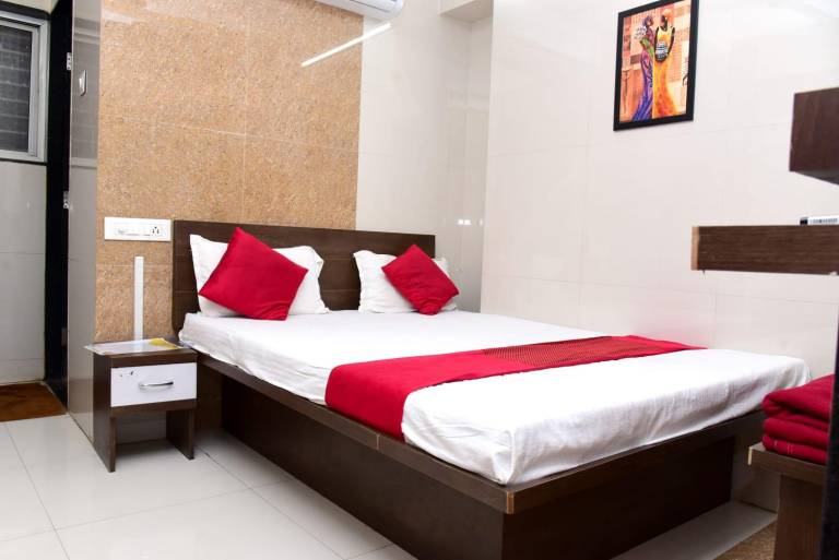 Nivant Lodge Solapur