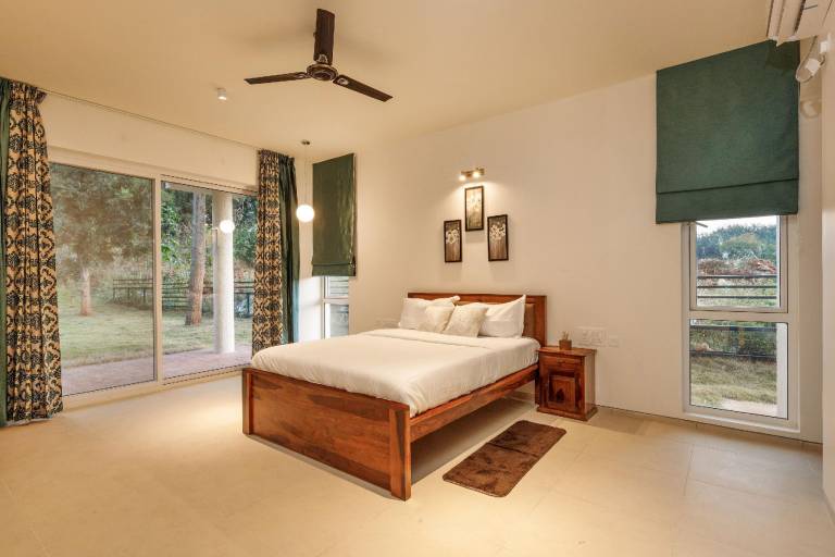 Royal County Villa1 by StayJade D Jacuzzi HugeLawn — photo 2