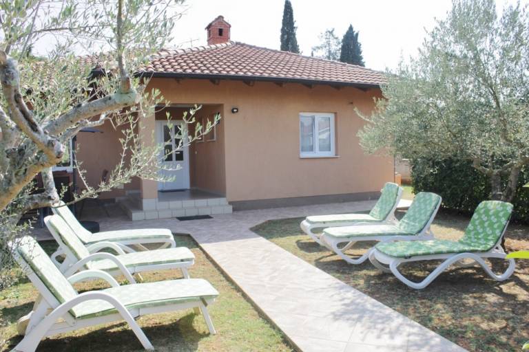 House with grill, garden & patio in Umag