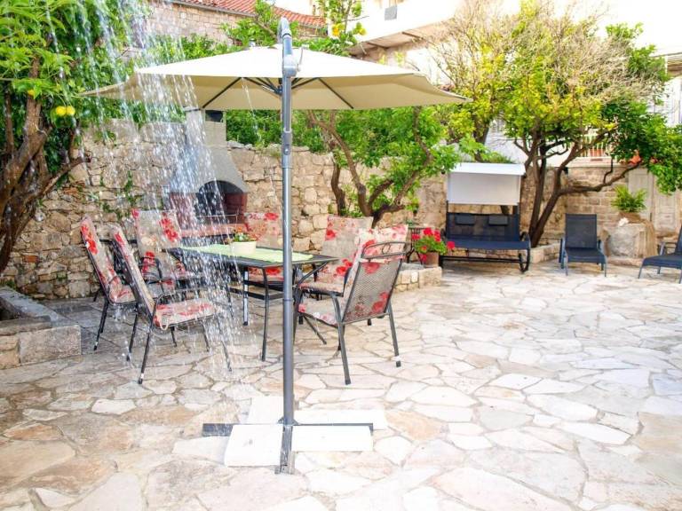 Apartment with yard | Garden view in Postira