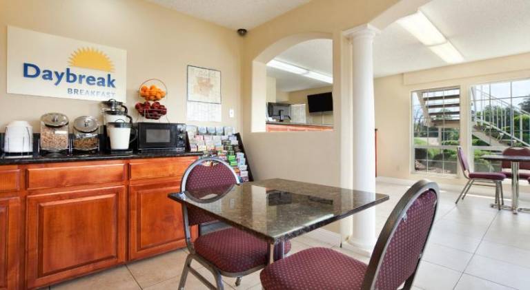 Days Inn by Wyndham Turlock — photo 2