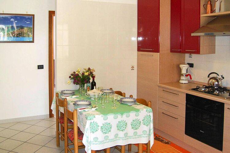 Holiday apartment with patio, garden & barbeque — photo 4