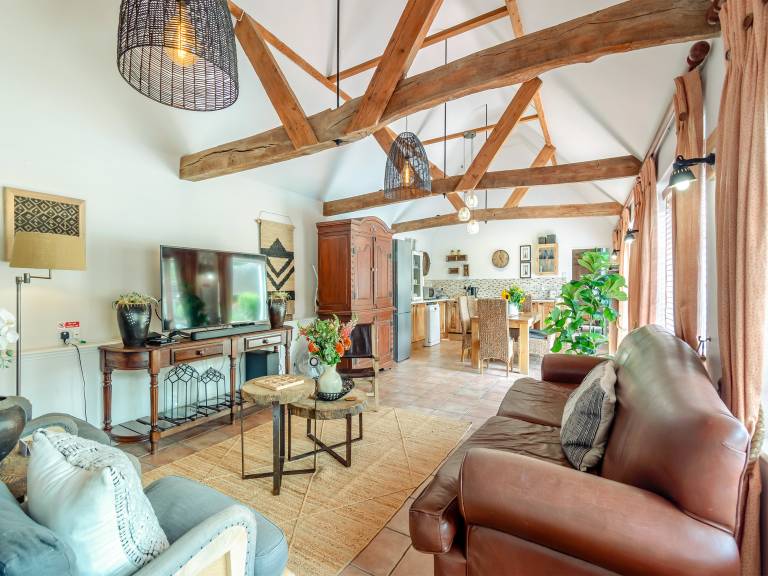 Family-friendly cottage with yard & pool | Pets allowed — photo 4
