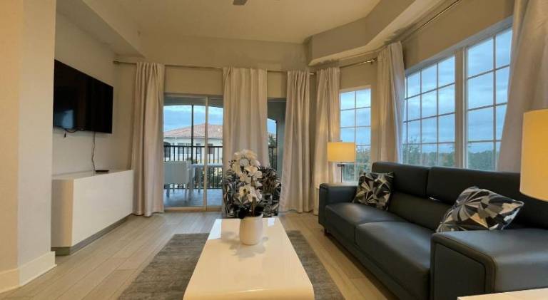 Serviced apartment with pool, hot tub & patio | Perfect for remote work — photo 2