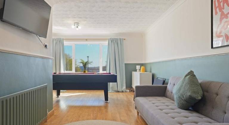 Stupton House, Large 3 Bed House that Sleeps 8 with Full Size Pool Table & FREE Parking - Hosted by — photo 4