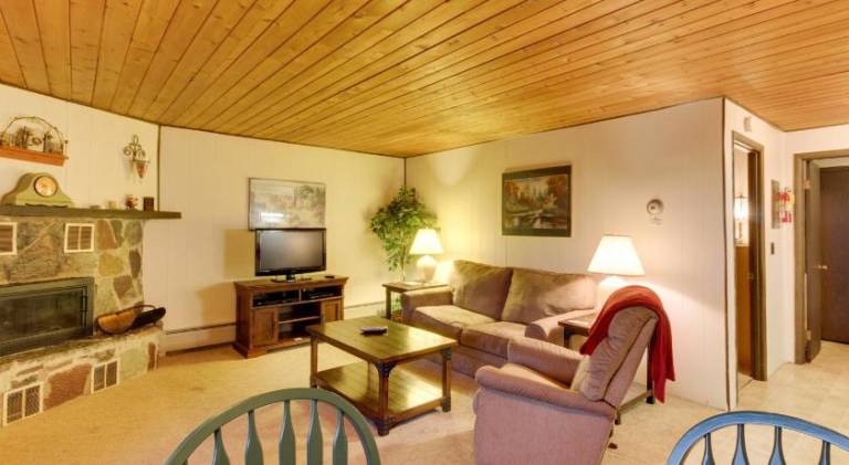 Rental apartment with hot tub & pool | Next to the beach | Pet-friendly in Whitefish, MT