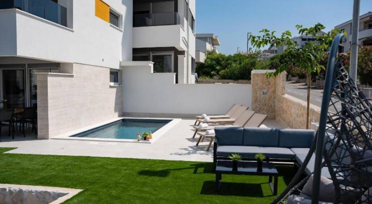 Rental apartment with terrace, garden & private pool — photo 5