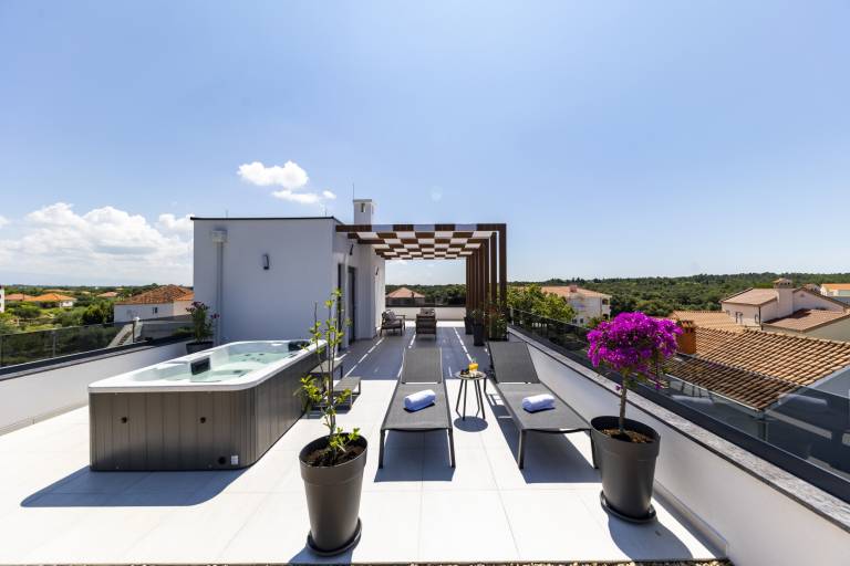 Crowonder Mila Prestige Villa with a Heated Swimming Pool, Sauna and Jacuzzi on the Rooftop — photo 4