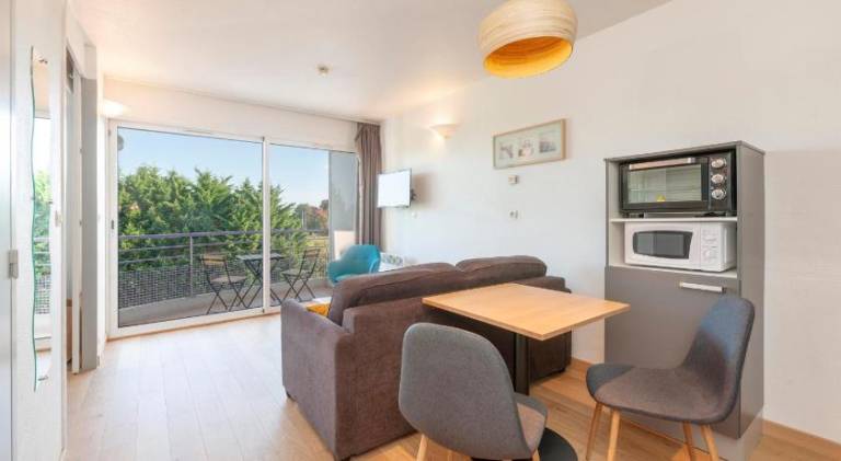 Serviced apartment with garden, pool & terrace — photo 2