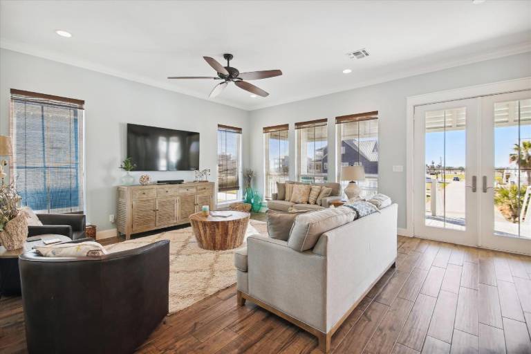 Spacious house with patio & grill | Beach nearby | Perfect for remote work | Pet-friendly — photo 2