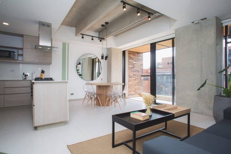 Cool 3 BR W Balcony in Laureles Medell n