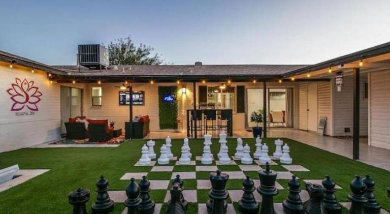 House with private pool, yard & barbeque — photo 4