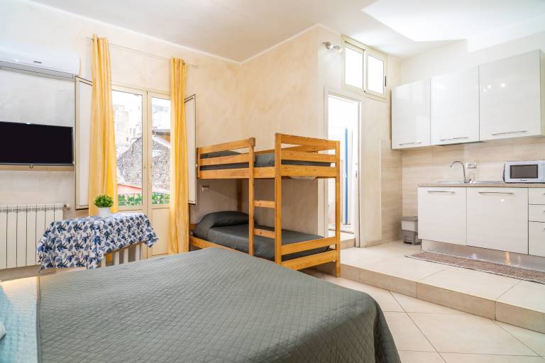 Fully equipped studio with fast internet | Next to Monastery of San Nicolò l'Arena | City view | Suitable for remote work | Dogs allowed — photo 2
