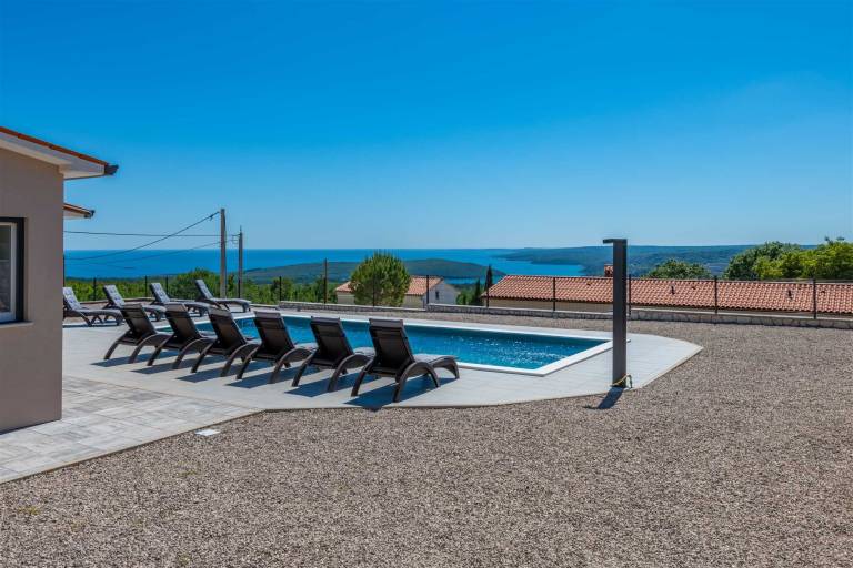 Villa with pool, barbecue & terrace | Water view — photo 5