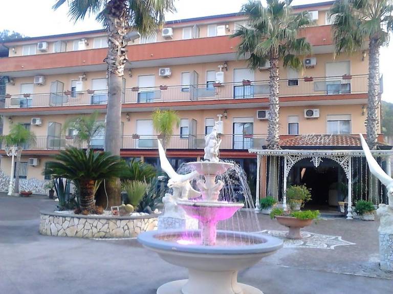 Hotel Happy Days in Giugliano in Campania