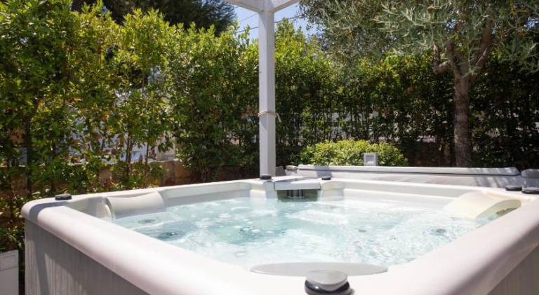 Holiday apartment with terrace, garden & jacuzzi — photo 5