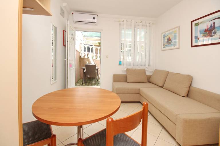 Apartment with patio & barbeque — photo 3