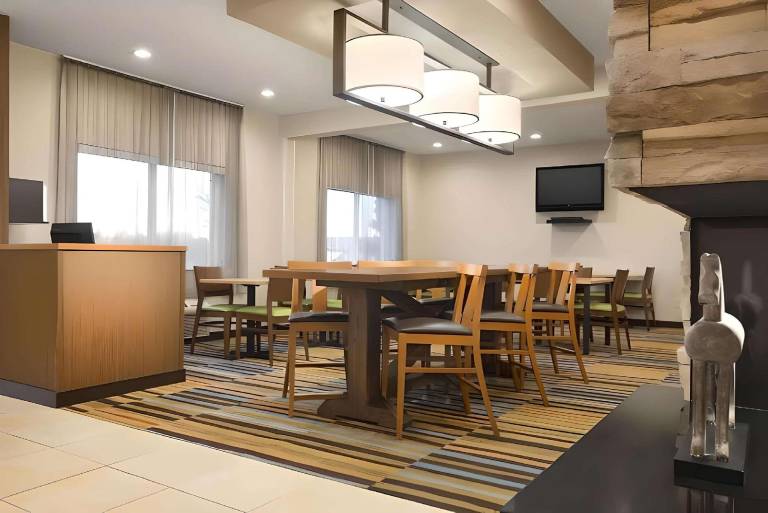 Dubuque Inn and Suites — photo 4