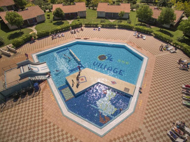 Mobilehome with air conditioning, terrace and pool in Pula