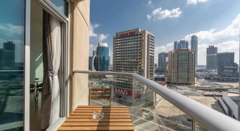 Fully equipped holiday apartment with hot tub, pool & patio | Close to The Dubai Fountain | Perfect for remote work | Pet-friendly — photo 5