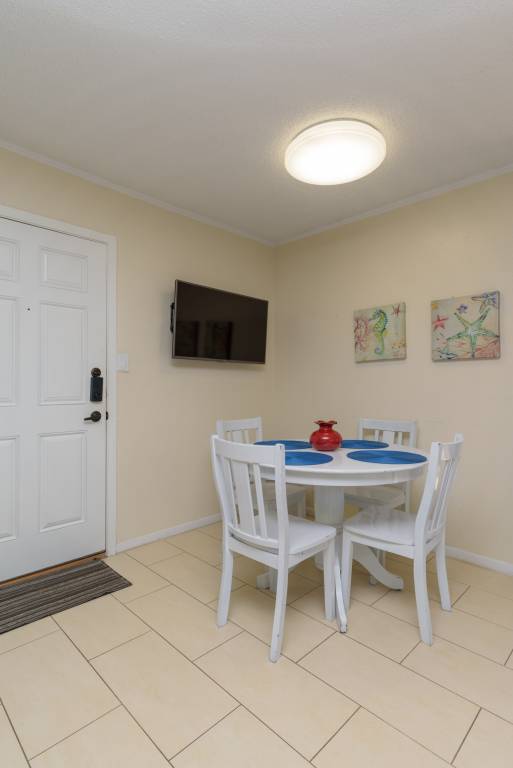 Condo with heated pool & barbeque | Beach nearby | Pet-friendly — photo 4